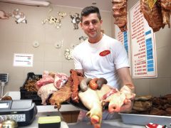 Szeged, hús, kolbász, savanyú káposzta, savanyúság, hal, dió, mák, gesztenye, szaloncukor, banán, mandarin, díszek, Mars téri piac, piac, vásárlás, karácsony, élelmiszer