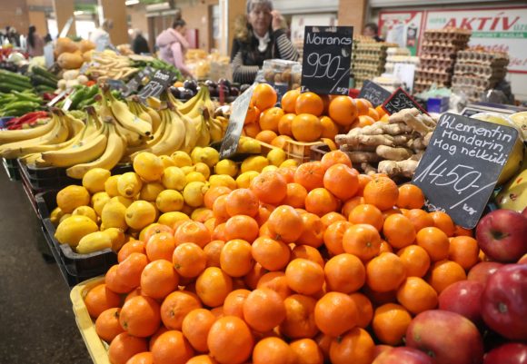 Szeged, hús, kolbász, savanyú káposzta, savanyúság, hal, dió, mák, gesztenye, szaloncukor, banán, mandarin, díszek, Mars téri piac, piac, vásárlás, karácsony, élelmiszer