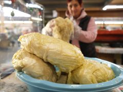 Szeged, hús, kolbász, savanyú káposzta, savanyúság, hal, dió, mák, gesztenye, szaloncukor, banán, mandarin, díszek, Mars téri piac, piac, vásárlás, karácsony, élelmiszer