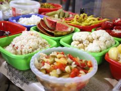 Szeged, hús, kolbász, savanyú káposzta, savanyúság, hal, dió, mák, gesztenye, szaloncukor, banán, mandarin, díszek, Mars téri piac, piac, vásárlás, karácsony, élelmiszer