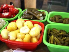 Szeged, hús, kolbász, savanyú káposzta, savanyúság, hal, dió, mák, gesztenye, szaloncukor, banán, mandarin, díszek, Mars téri piac, piac, vásárlás, karácsony, élelmiszer