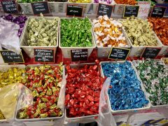 Szeged, hús, kolbász, savanyú káposzta, savanyúság, hal, dió, mák, gesztenye, szaloncukor, banán, mandarin, díszek, Mars téri piac, piac, vásárlás, karácsony, élelmiszer