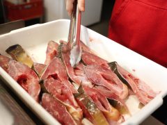 Szeged, hús, kolbász, savanyú káposzta, savanyúság, hal, dió, mák, gesztenye, szaloncukor, banán, mandarin, díszek, Mars téri piac, piac, vásárlás, karácsony, élelmiszer