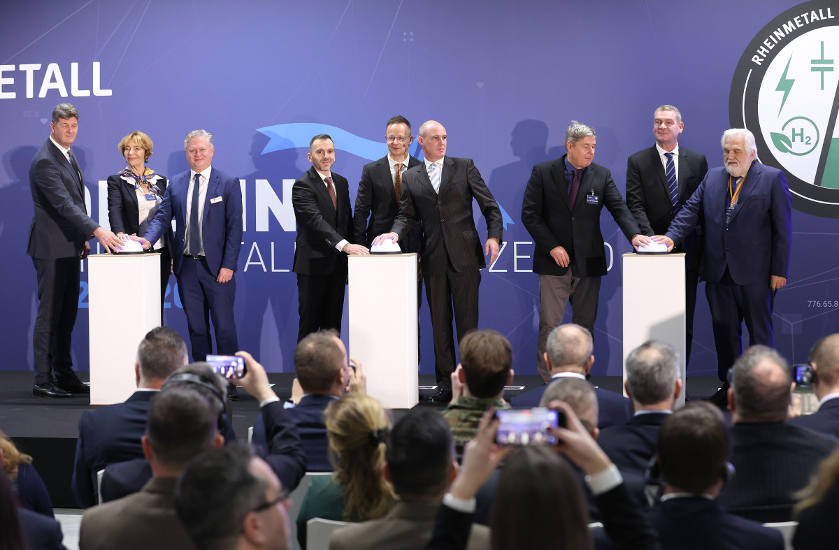 Szeged, Rheinmetall, hibrid gyár, gyár, üzem, megnyitó, Szíjjártó Péter