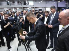 Szeged, Rheinmetall, hibrid gyár, gyár, üzem, megnyitó, Szíjjártó Péter