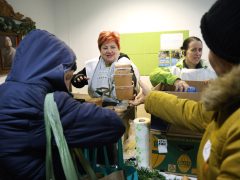 Szeged, Ételt az Életért Alapítvány, élelmiszer csomag, osztása, ételosztás, rászorulók, karácsony