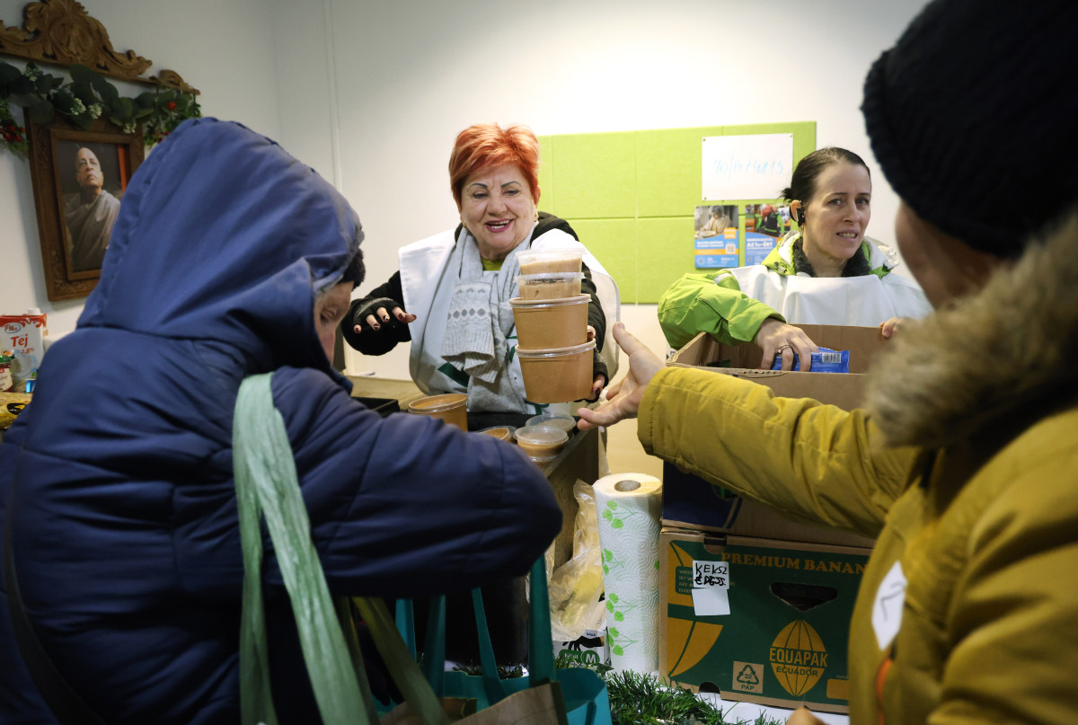 Szeged, Ételt az Életért Alapítvány, élelmiszer csomag, osztása, ételosztás, rászorulók, karácsony