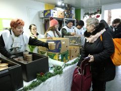 Szeged, Ételt az Életért Alapítvány, élelmiszer csomag, osztása, ételosztás, rászorulók, karácsony