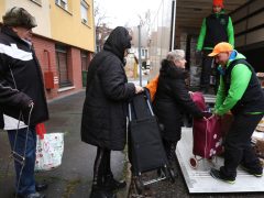Szeged, Ételt az Életért Alapítvány, élelmiszer csomag, osztása, ételosztás, rászorulók, karácsony