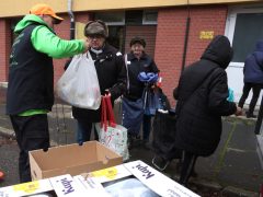 Szeged, Ételt az Életért Alapítvány, élelmiszer csomag, osztása, ételosztás, rászorulók, karácsony