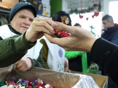 Szeged, Ételt az Életért Alapítvány, élelmiszer csomag, osztása, ételosztás, rászorulók, karácsony