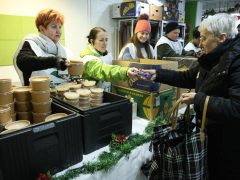 Szeged, Ételt az Életért Alapítvány, élelmiszer csomag, osztása, ételosztás, rászorulók, karácsony