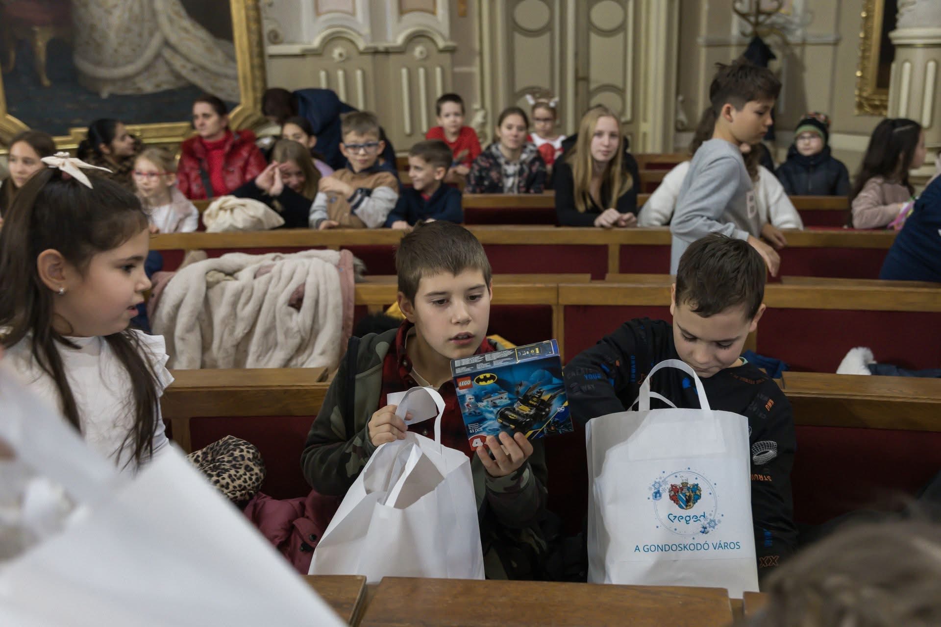 350 rászoruló gyermek karácsonyát tette szebbé idén a szegedi önkormányzat. fotó: Botka László hivatalos FB