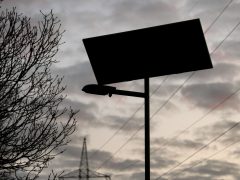 Szeged, József Attila sugárút, kerékpárút, napelemes közvilágítás, kandeláber