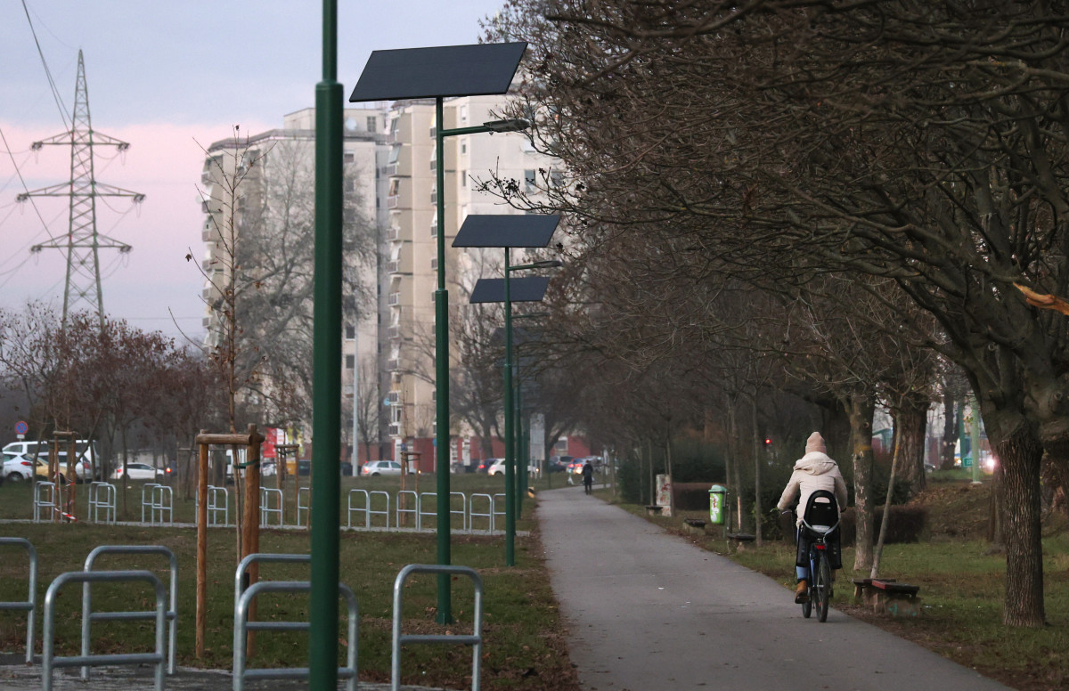 Szeged, József Attila sugárút, kerékpárút, napelemes közvilágítás, kandeláber
