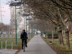 Szeged, József Attila sugárút, kerékpárút, napelemes közvilágítás, kandeláber