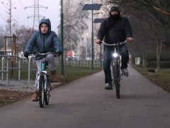 Szeged, József Attila sugárút, kerékpárút, napelemes közvilágítás, kandeláber