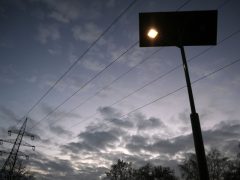 Szeged, József Attila sugárút, kerékpárút, napelemes közvilágítás, kandeláber