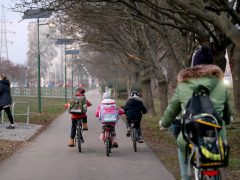 Szeged, József Attila sugárút, kerékpárút, napelemes közvilágítás, kandeláber