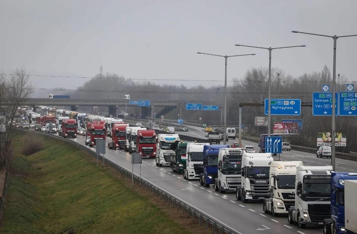 Kamion. Fuvarozók. Tüntetés. ÉKM. Fotó: Országos Kamionos Találkozó hivatalos FB