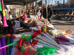 Szeged, szilveszteri kellékek, szilveszter, Széchenyi tér, duda, kalap, maszk