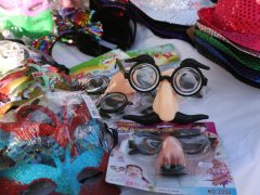 Szeged, szilveszteri kellékek, szilveszter, Széchenyi tér, duda, kalap, maszk