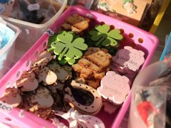 Szeged, szilveszteri kellékek, szilveszter, Széchenyi tér, duda, kalap, maszk