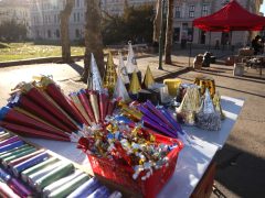 Szeged, szilveszteri kellékek, szilveszter, Széchenyi tér, duda, kalap, maszk