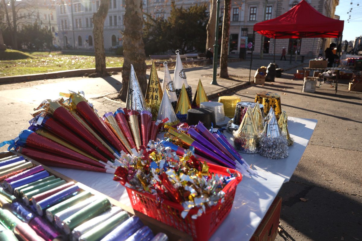 Szeged, szilveszteri kellékek, szilveszter, Széchenyi tér, duda, kalap, maszk
