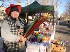 Szeged, szilveszteri kellékek, szilveszter, Széchenyi tér, duda, kalap, maszk