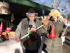 Szeged, szilveszteri kellékek, szilveszter, Széchenyi tér, duda, kalap, maszk