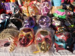 Szeged, szilveszteri kellékek, szilveszter, Széchenyi tér, duda, kalap, maszk