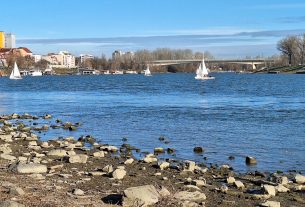 Szeged, napsütés, időjárás, sárkányhajó, vitorlás, 2026. január1., újév, Tisza