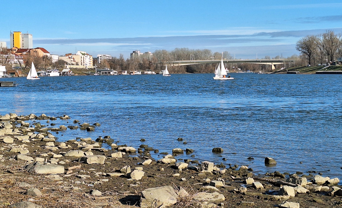 Szeged, napsütés, időjárás, sárkányhajó, vitorlás, 2026. január1., újév, Tisza