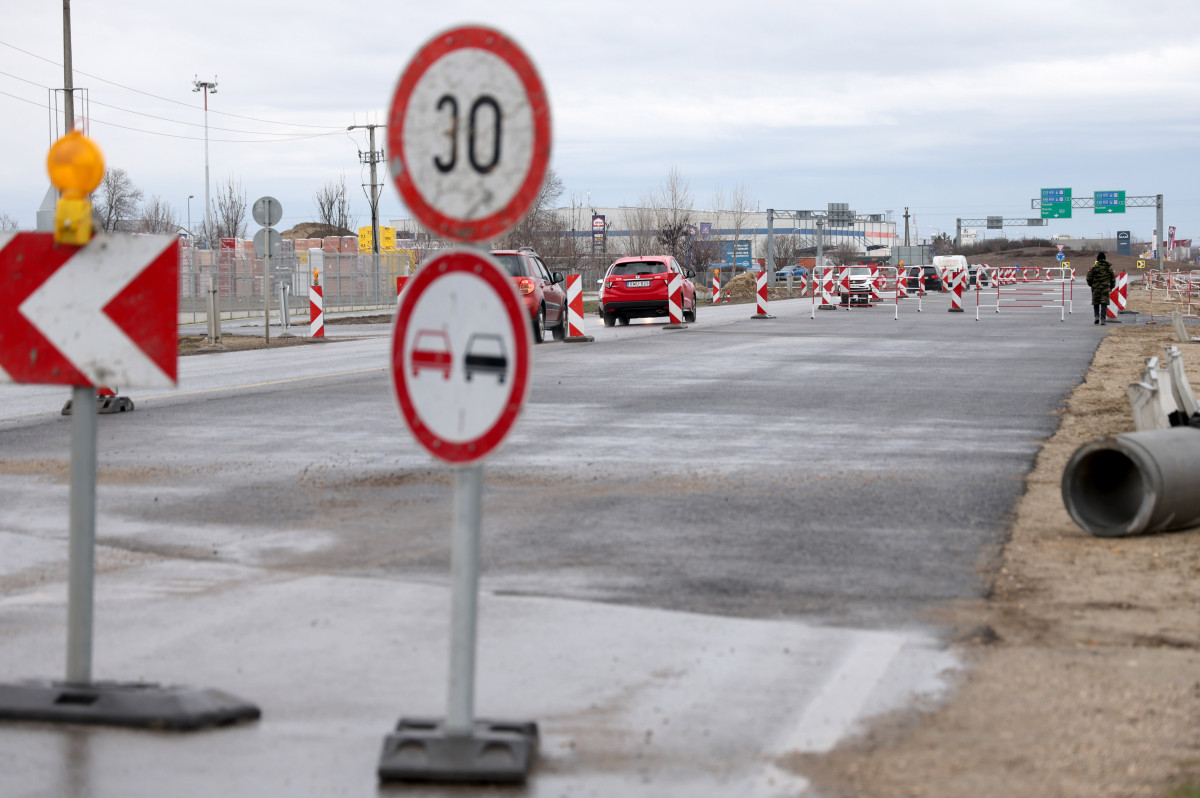 Szeged, BYD, építkezés, 5-ös út, szélesítés, körforgalom építés