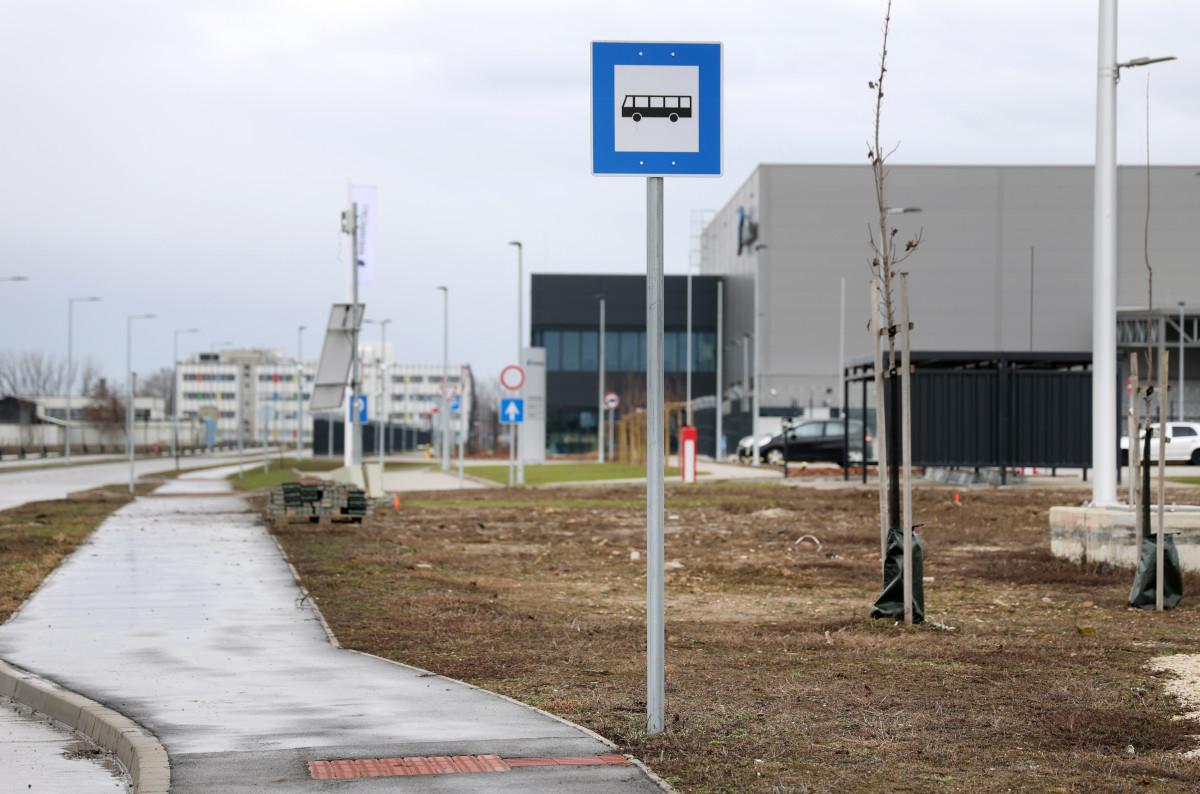 Szeged, Rheinmetall, busz, buszmegálló