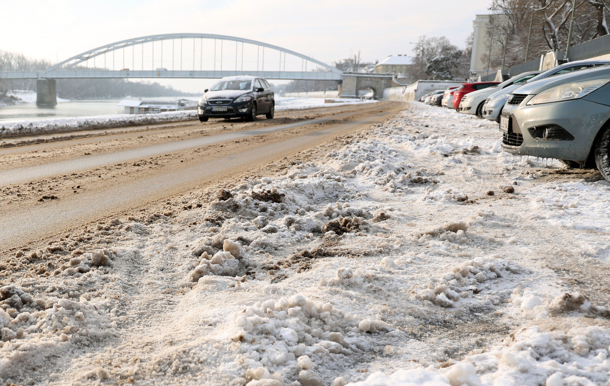 Szeged, havazás, hó, január, tél, időjárás, Huszár Mátyás rakpart, rakpart