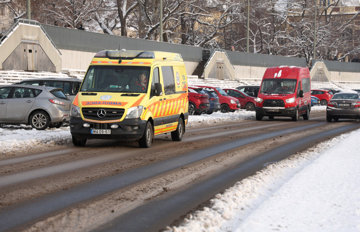 Szeged, havazás, hó, január, tél, időjárás, mentő, betegszállító, Huszár Mátyás rakpart