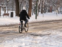 Szeged, havazás, hó, január, tél, időjárás, kerékpáros