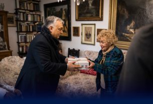 Átadta az egymilliomodik Gondosórát Orbán Viktor. Fotó: Orbán Viktor hivatalos FB