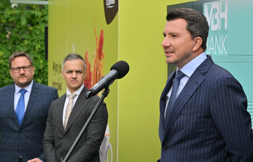 Lemondott Barna Zsolt, a PTE-t fenntartó alapítvány kuratóriumi elnöke, az MBH Bank elnök-vezérigazgatója. Fotó: MBH Bank hivatalos FB