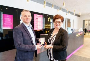 Gyulára került Krasznahorkai László Nobel-díjának másolata. Fotó: Görgényi Ernő hivatalos FB.