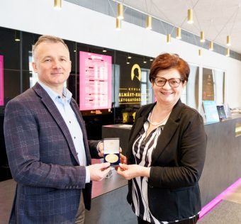 Gyulára került Krasznahorkai László Nobel-díjának másolata. Fotó: Görgényi Ernő hivatalos FB.