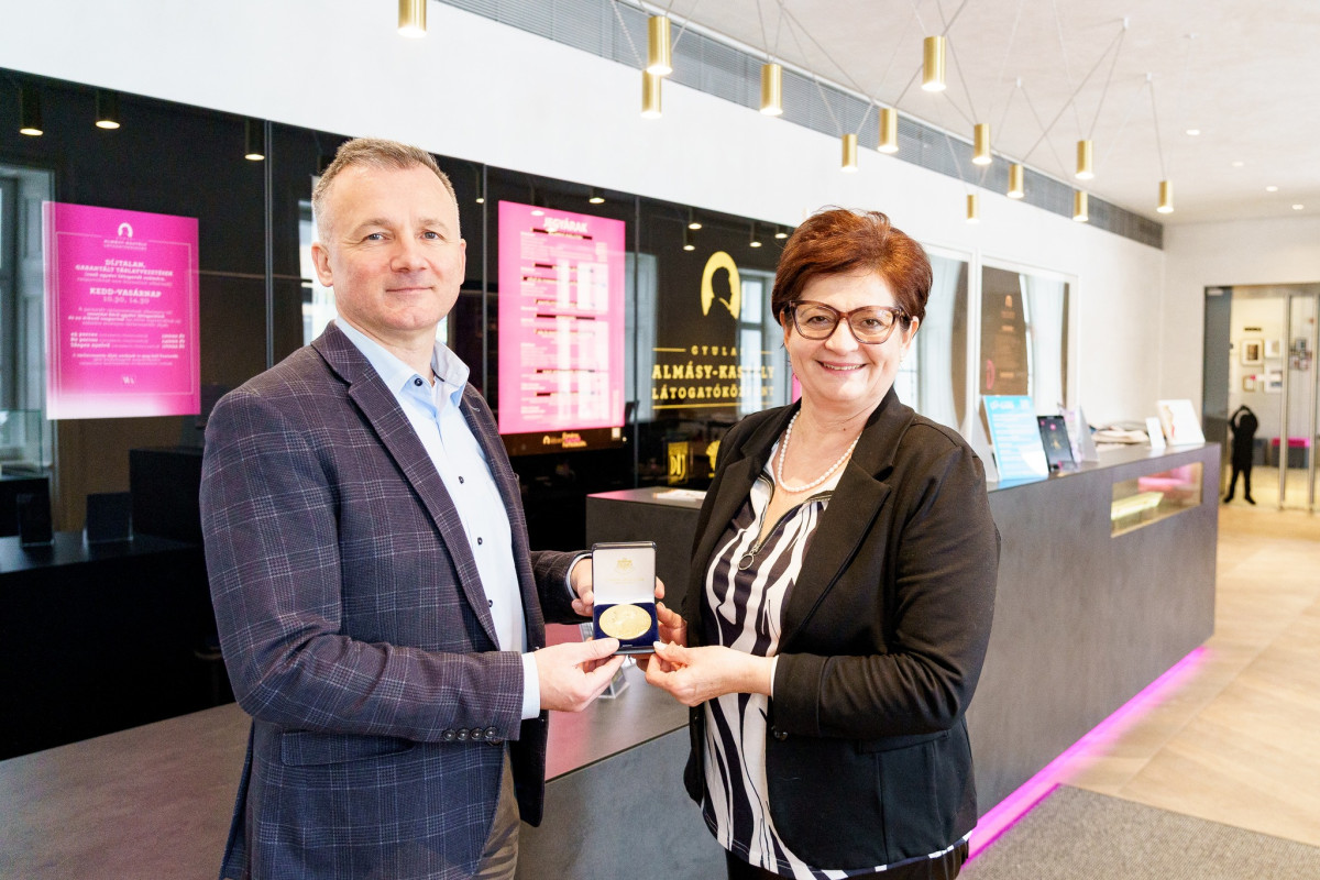 Gyulára került Krasznahorkai László Nobel-díjának másolata. Fotó: Görgényi Ernő hivatalos FB.