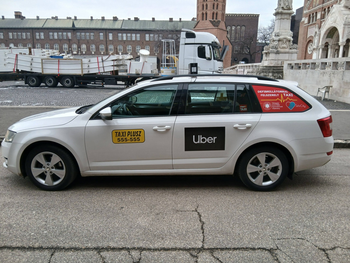 Elindult Magyarország első defibrillátoros személyfuvarozója Szegeden. Fotó: Berinszki Zoltán hivatalos FB