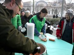 Szeged, ételosztás, rászorulók, szegénység, Magyar Református Szeretetszolgálat, Kálvin tér