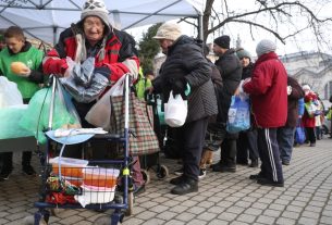 Szeged, ételosztás, rászorulók, szegénység, Magyar Református Szeretetszolgálat, Kálvin tér