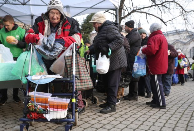 Szeged, ételosztás, rászorulók, szegénység, Magyar Református Szeretetszolgálat, Kálvin tér