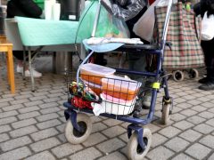 Szeged, ételosztás, rászorulók, szegénység, Magyar Református Szeretetszolgálat, Kálvin tér