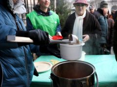 Szeged, ételosztás, rászorulók, szegénység, Magyar Református Szeretetszolgálat, Kálvin tér